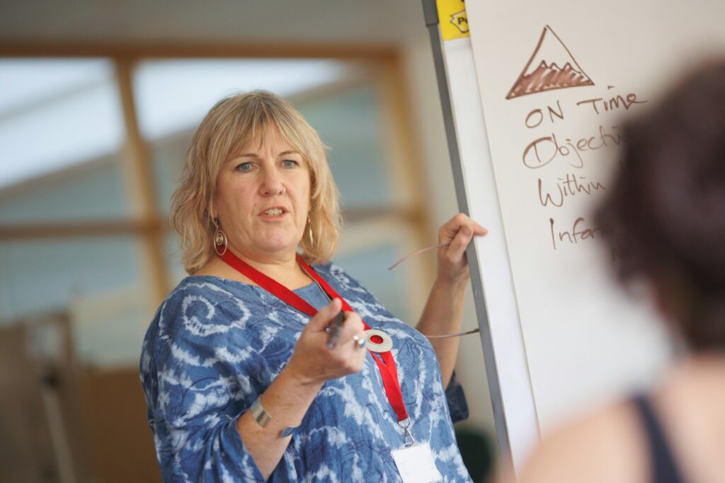 Ehrenamt in Düsseldorf: Wir suchen SIE zur Unterstützung im Hispi (Hilfe bei der sprachlichen Integration). Wenn Sie also Lust haben Teil eines engagierten teams zu werden, melden Sie sich bitte! Bildquelle: © Centre of ageing better / Unsplash.com